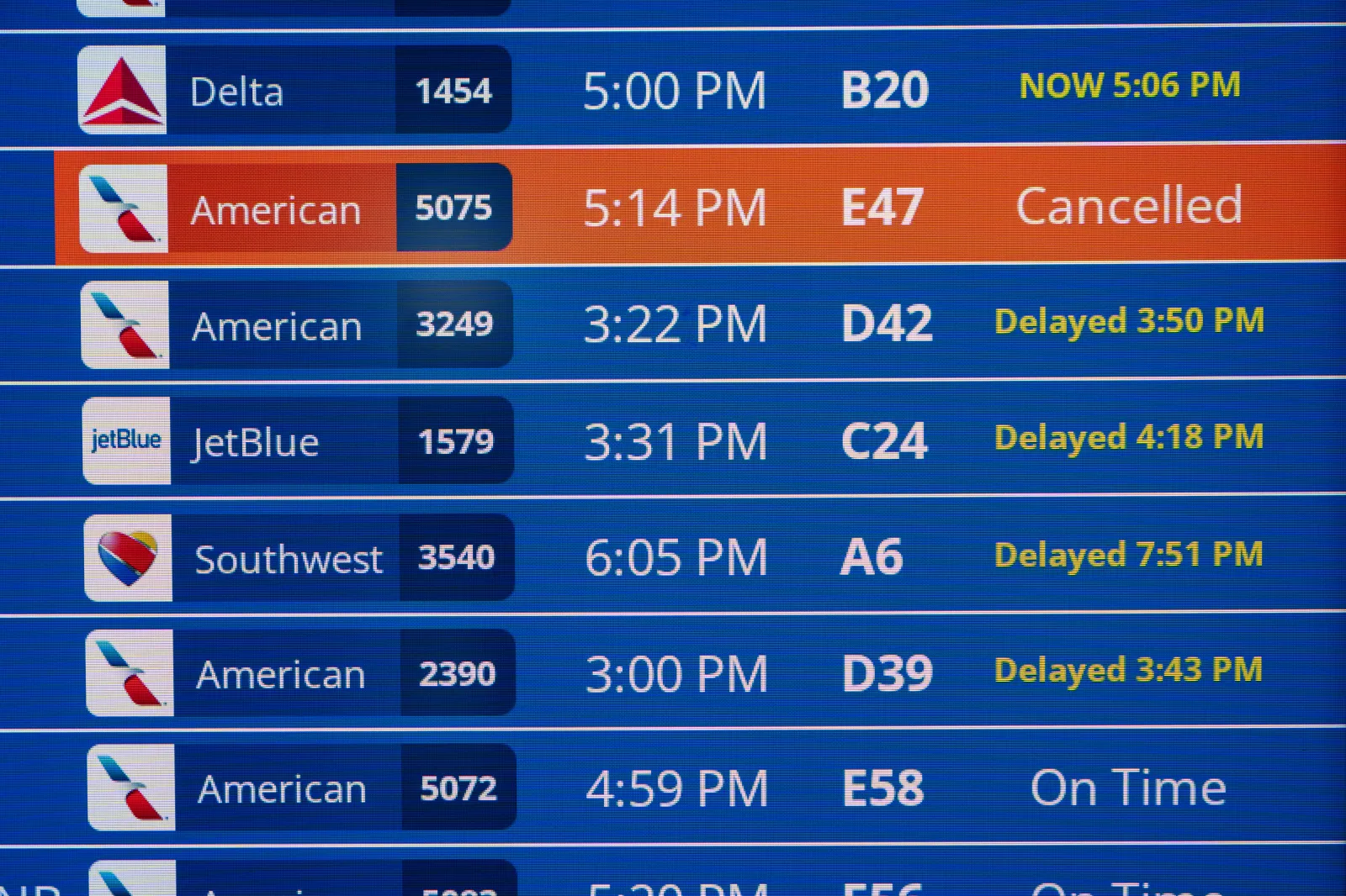 American Airlines aircraft on tarmac amid June 2026 operational disruptions