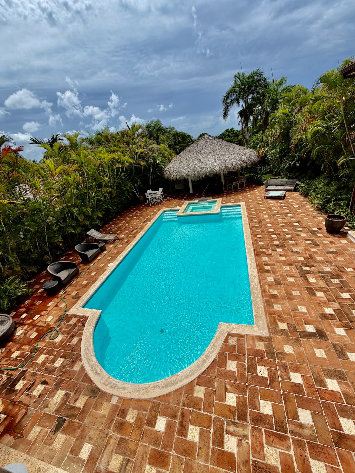 Family villa with huge pool and yard